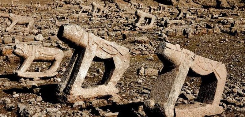 نقشبرجسته شهسوار و ارامگاه شیرهای سنگی